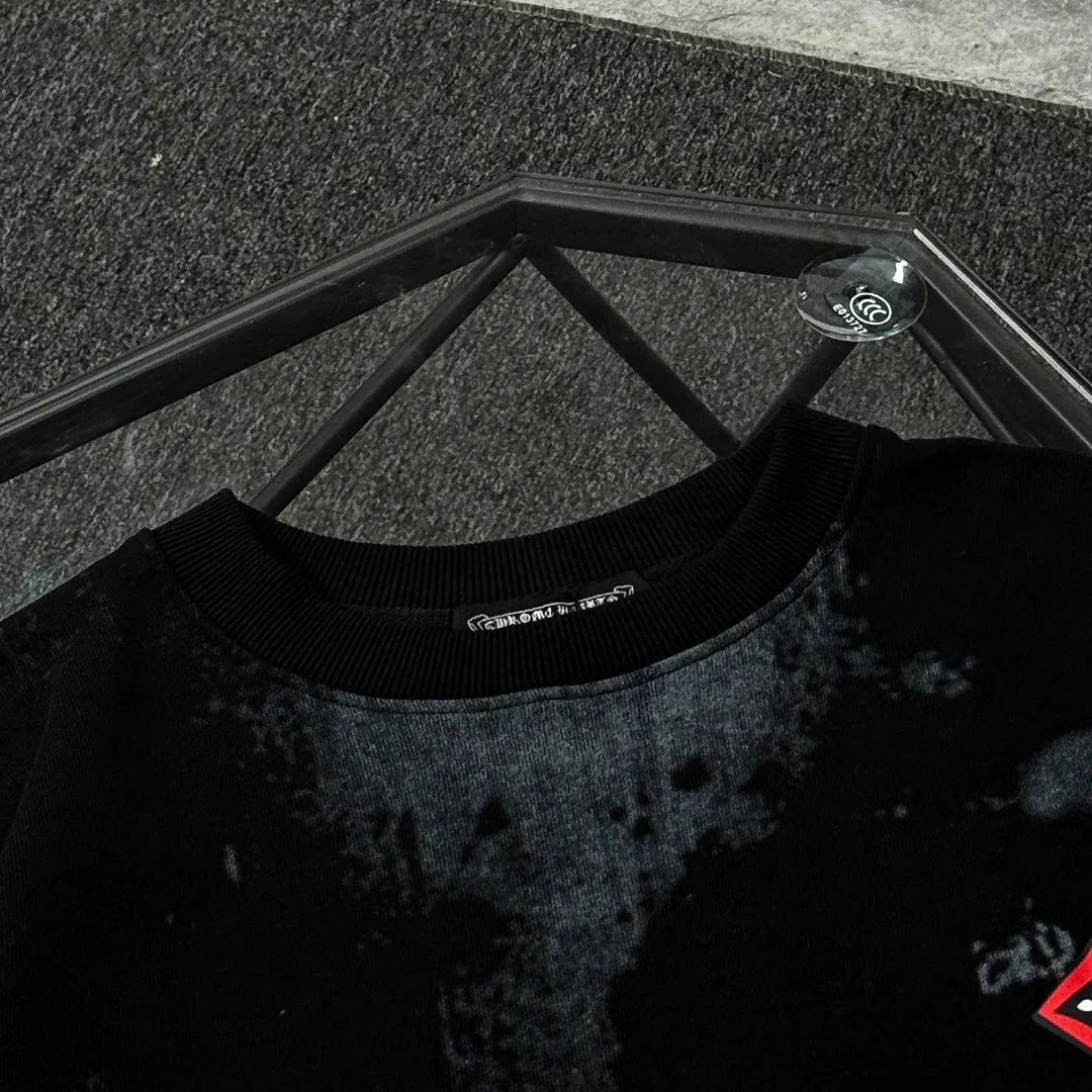 P190 Chrome Hearts 25 high-version round-neck sweatshirts, dropped shoulders and loose fit, 100% cotton fabric weighing 380 grams, no deformation, no shrinkage, complete with three labels, same style for men and women. Technology: Imported Kornit digital direct-injection printing technology, hand-painted graffiti technology. Color: Black SIZE: XS-L